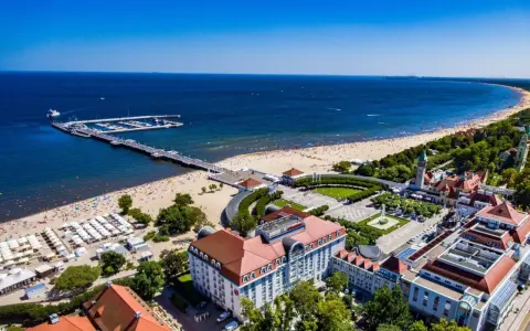 Sopot: plaża, molo, park i zabytkowe budynki tworzą malowniczy widok. Idealne miejsce na wypoczynek nad morzem, gdzie można poczuć atmosferę nadmorskich **termy nad morzem**.