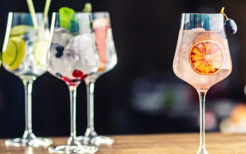 Z czym pić gin lubuski? Orzeźwiające drinki z owocami i lodem, idealne na letnie wieczory.
