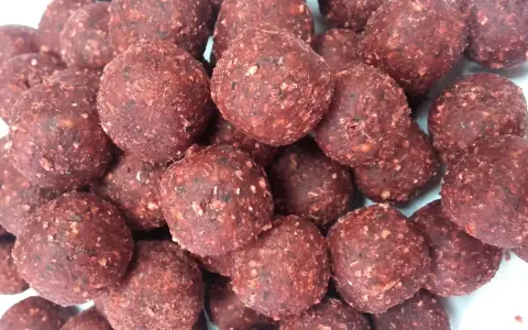 Stos gotowych kulek proteinowych, idealnych do przygotowania według prostego przepisu na kulki proteinowe.