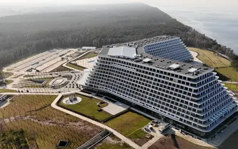 Nowoczesne hotele Gołębiewski w Polsce, zlokalizowane nad morzem, otoczone lasem.
