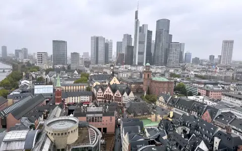 Blick über Frankfurt: Historische Fachwerkhäuser treffen auf moderne Wolkenkratzer. Hier sieht man, was man in Frankfurt machen kann: Kultur, Geschichte und Zukunft vereint.