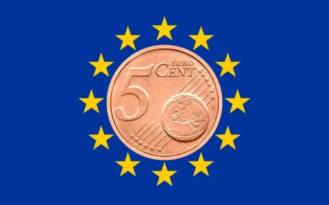 Une pièce de 5 centimes d'euro, rare, pourrait valoir 6000 €. Elle est entourée des étoiles du drapeau européen.