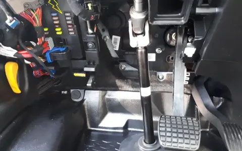 Panel bezpieczników Iveco Daily. Opis bezpieczników i ich lokalizacja pod deską rozdzielczą, obok kolumny kierownicy.