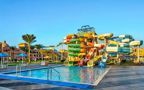 Kolorowy aquapark z mnóstwem zjeżdżalni i basenem. Idealne miejsce na wakacje, jak sugerują hawaii paradise aqua park resort opinie.