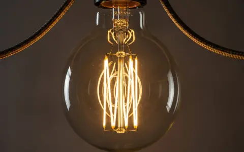 Żarówka typu "edison bulbs" z widocznym żarnikiem, idealna do budowania nastroju loftu.