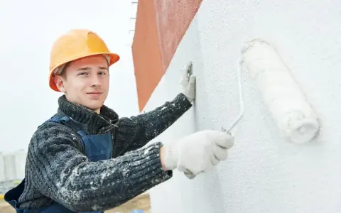 Czy tynk akrylowy można malować farbą silikonową? Sprawdź, jak to zrobić.
