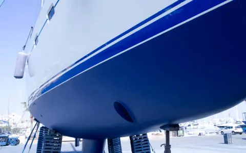 Blaues Schiff im Trockendock, bereit, das Antifouling zu erneuern.