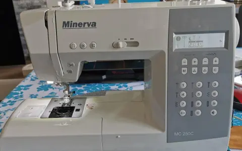 Nowa maszyna do szycia Minerva MC250C z cyfrowym wyświetlaczem i wieloma funkcjami.