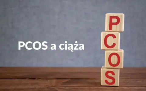 Drewniane klocki z literami P, C, O, S tworzą napis PCOS. Obok tekst "PCOS a ciąża".