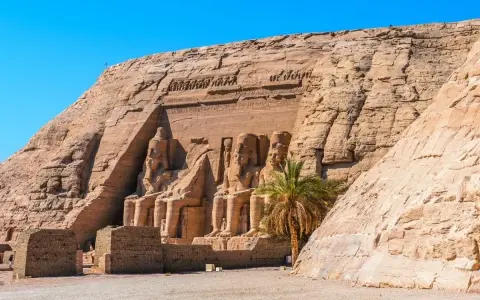 Wielkie posągi Ramzesa II wykute w skale to obowiązkowy punkt, co warto zobaczyć w Egipcie. Monumentalne świątynie Abu Simbel robią ogromne wrażenie.