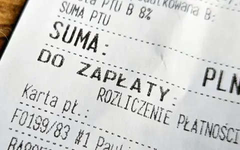 Fragment paragonu z napisem "SUMA: DO ZAPŁATY". Widoczna kwota do zapłaty i dane karty płatniczej. Faktura do paragonu.