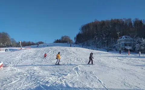 Kaszuby: Narty blisko Trójmiasta? Odkryj najlepsze stoki!
