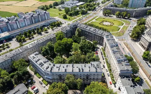 Widok z lotu ptaka na osiedle Teatralne w Krakowie z budynkami i zielenią.