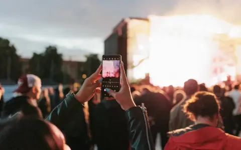 Publik njuter av en konsert i Skellefteå, Sverige. En person filmar scenen med sin mobiltelefon.
