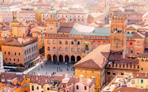En vy över Bologna, Italien, med dess karakteristiska röda tak och medeltida byggnader.