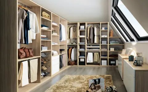 Un dressing bien organisé pour savoir comment ranger son dressing : vêtements suspendus, étagères remplies, tiroirs et accessoires à portée de main.