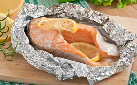 Salmón al horno en papel de aluminio con rodajas de limón. Una de las recetas de salmón más sencillas y deliciosas.