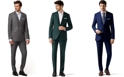 Tres hombres con trajes elegantes, grises, verdes y azules, perfectos para un código de vestimenta formal.