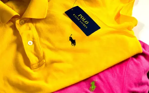 Żółta koszulka polo z czarnym polo ralph lauren znaczek. Obok różowa koszulka z zielonym logo.