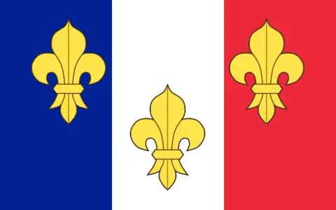 Bandera del reino de Francia con tres flores de lis doradas sobre franjas verticales azul, blanca y roja.