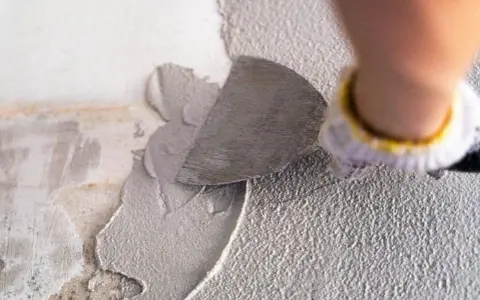 Tynk na styropian: Akryl czy silikon? Wybierz idealny dla Twojej elewacji