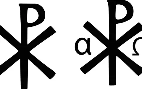 Zwei schwarze Symbole auf weißem Grund. Links ein Chi-Rho-Symbol, rechts ein Chi-Rho mit Alpha und Omega. Die Chi Rho bedeutung ist tiefgründig.