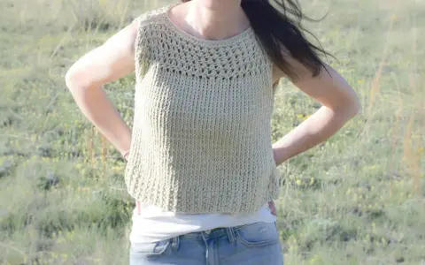 Jersey dos agujas verano, tejido a mano con un diseño calado en el cuello. Perfecto para días soleados.
