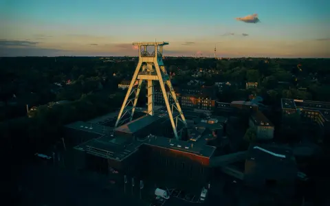 Bochum atrakcje: imposante Förderturm-Architektur des Deutschen Bergbau-Museums im Abendlicht.