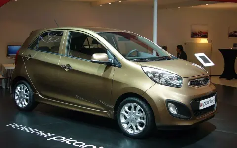 Kia Picanto color oro, in esposizione. Nessun difetto visibile, solo un'auto nuova.