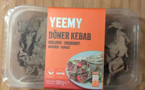 Opakowanie kebaba z wołowiny z widocznym mięsem i etykietą z informacjami o produkcie.