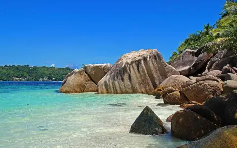 Rajska plaża na Seszelach z turkusową wodą i granitowymi skałami. Lot na Seszele trwa długo, ale widok wynagradza wszystko.