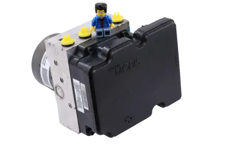 Moduł ABS Hyundai Mobis. Może być powiązany z błędem DTC C1201 Toyota. Figurka Lego na górze.