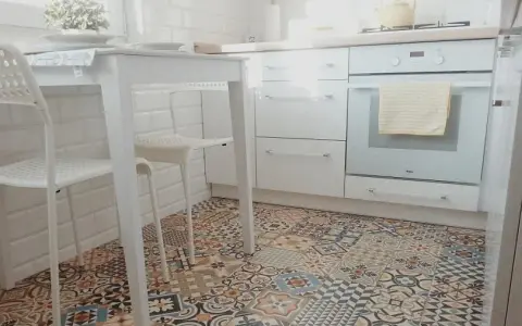 Co na podłogę w kuchni? Wybierz idealne rozwiązanie!