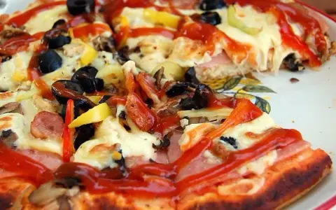 Pizza Thermomix: Ile piec, by była chrupiąca? Sekret mistrza