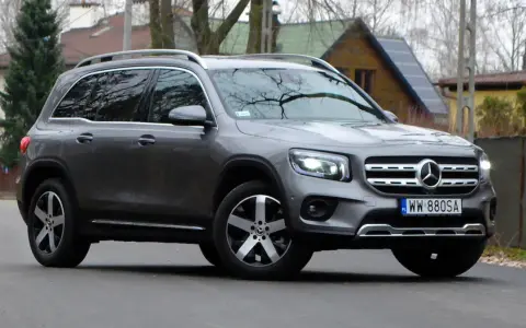 Szary Mercedes GLB 200 z polskimi tablicami rejestracyjnymi WW 880SA zaparkowany na drodze.