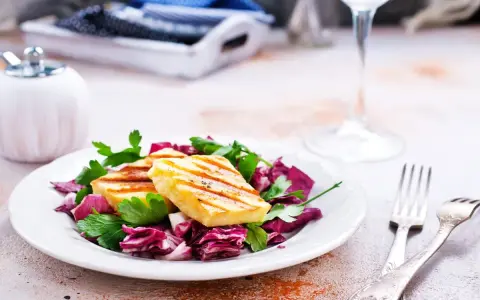 Jak smakuje halloumi? Przewodnik po serze, który nie topnieje!