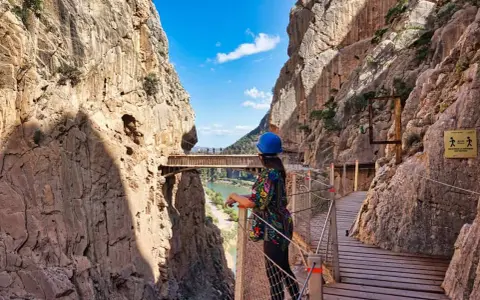 Frauen auf dem Caminito del Rey, einem alten Weg, der sich an steilen Felswänden entlangschlängelt.
