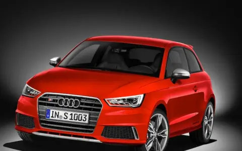 Czerwony Audi S1 z przodu, z tablicą rejestracyjną IN S 1003.
