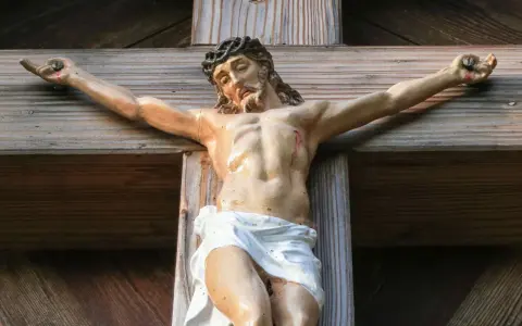 Kreuzigung Jesu. Die Figur zeigt, warum musste Jesus sterben, als Opfer für die Menschheit.