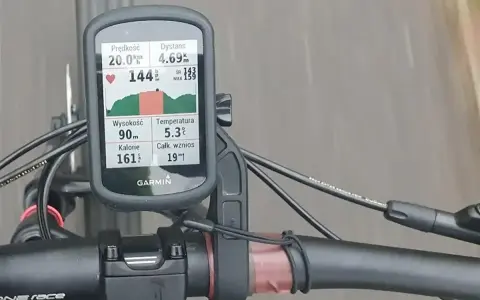 Na ekranie licznika rowerowego Garmin widać, jak obliczyć tętno podczas jazdy: 144 bpm, dystans 4.69 km, prędkość 20 km/h.