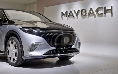 Elegancki Maybach z chromowanym grillem. Poznaj jego cenę i luksus.