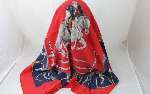 Foulard Hermes con cavaliere e cavallo, un'ispirazione per come indossare foulard Hermes con stile.