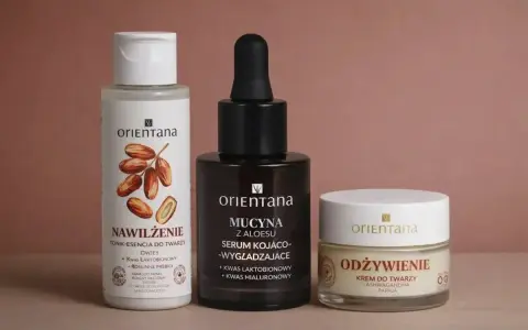 Zestaw kosmetyków Orientana: tonik z kwasem laktobionowym, serum kojąco-wygładzające z kwasem laktobionowym i krem odżywczy.