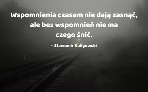 Torowisko kolejowe we mgle z cytatem o wspomnieniach.