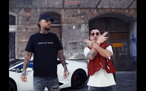 Pokaż co tam masz pod bluzką - znaczenie i kontekst w Pistolet