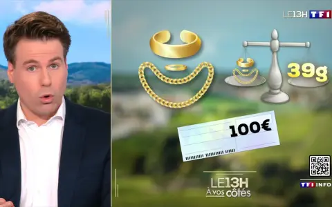 Un homme parle à la télévision. À côté, des bijoux en or sont pesés, montrant 39g, et un chèque de 100€. Une illustration pour faire estimer un bijou.