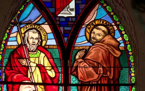 Vitrail représentant Saint Philippe et Saint François, un exemple de vitrail facile à réaliser.