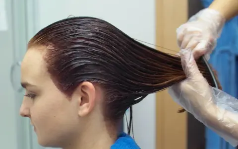 Haare färben in der Schwangerschaft: Bedenkenlos? Der Fakten-Check