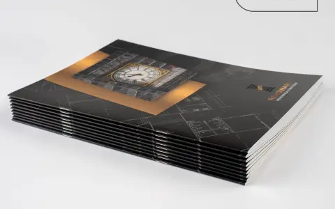 Stos eleganckich broszur reklamowych inaczej, z motywem zegara i planów architektonicznych.
