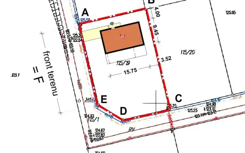 Plan działki z zaznaczonym budynkiem i wymiarami. Określenie "zmiana warunków zabudowy ile trwa" może być związane z analizą tego typu dokumentacji.